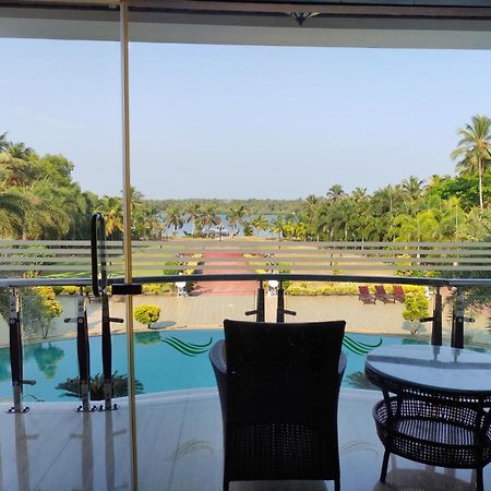 Lake Palace Trivandrum Vettutura Exterior photo