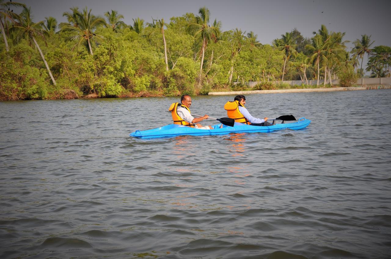 Lake Palace Trivandrum Vettutura Exterior photo