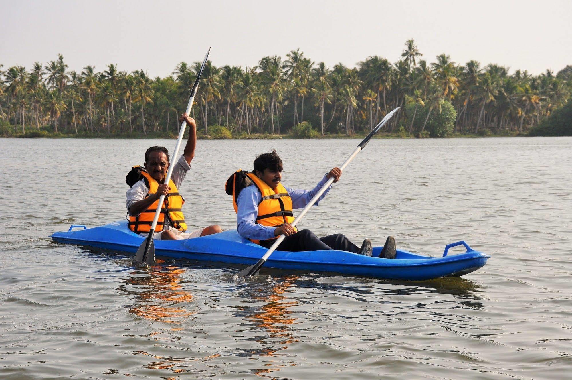 Lake Palace Trivandrum Vettutura Exterior photo