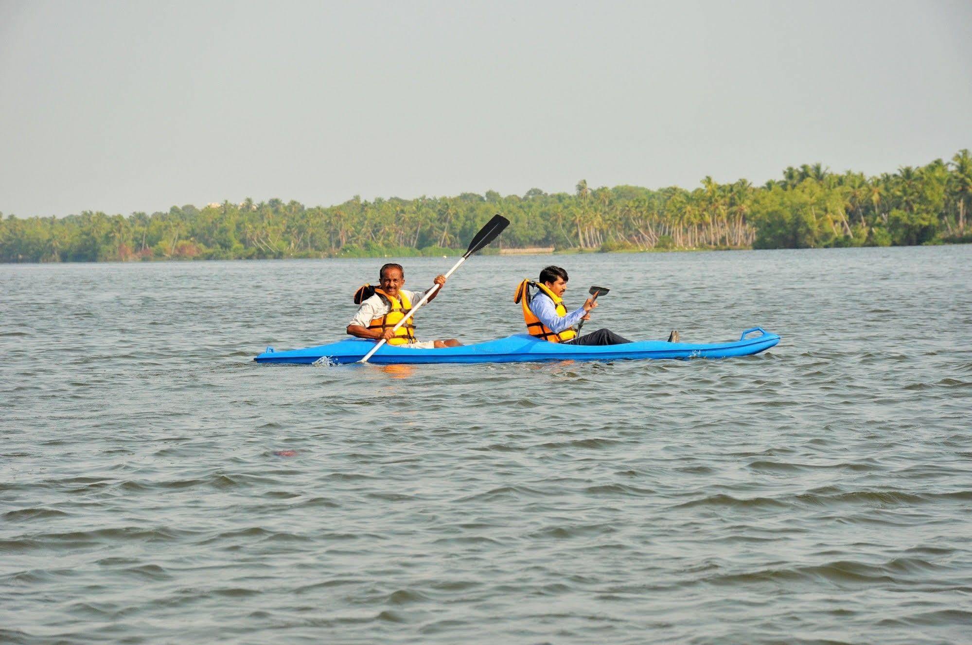 Lake Palace Trivandrum Vettutura Exterior photo