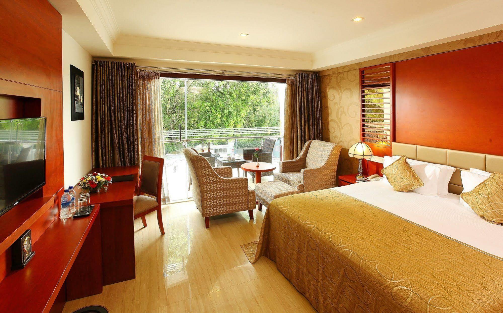 Lake Palace Trivandrum Vettutura Exterior photo