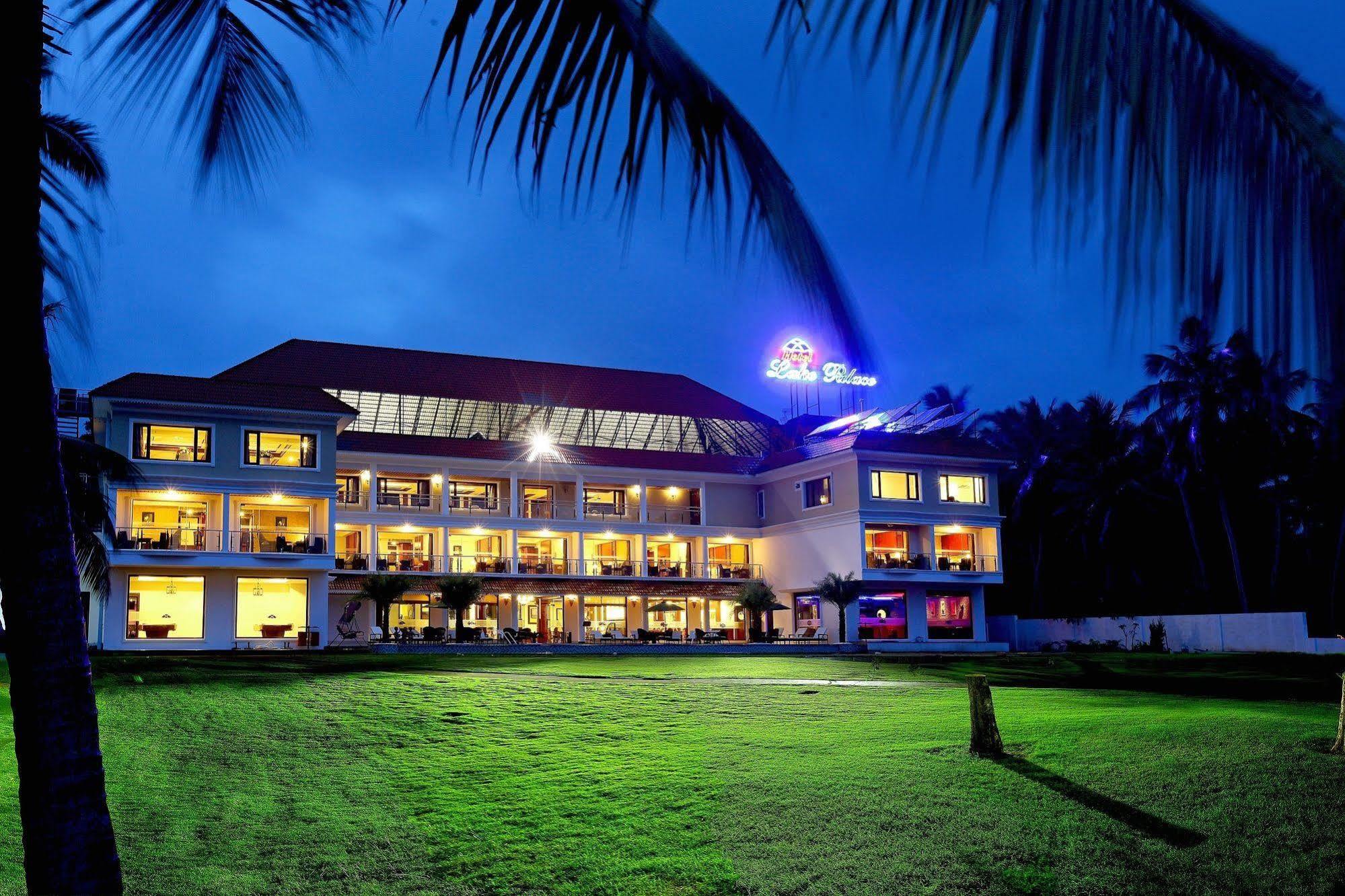 Lake Palace Trivandrum Vettutura Exterior photo